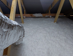 Zateplení stropu novostavby typu bungalov pomocí foukané izolace